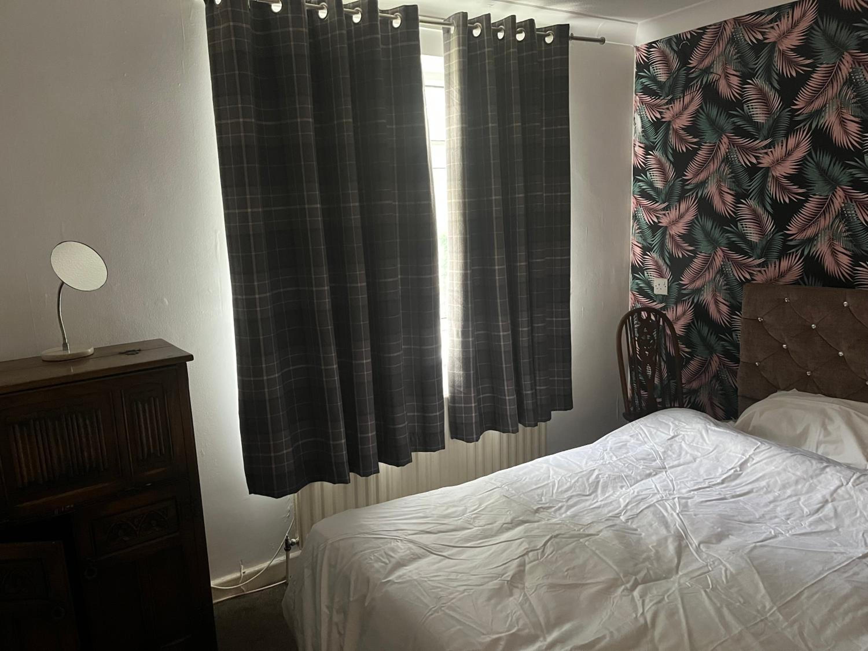 Superking bedroom near James cook hospital view 2