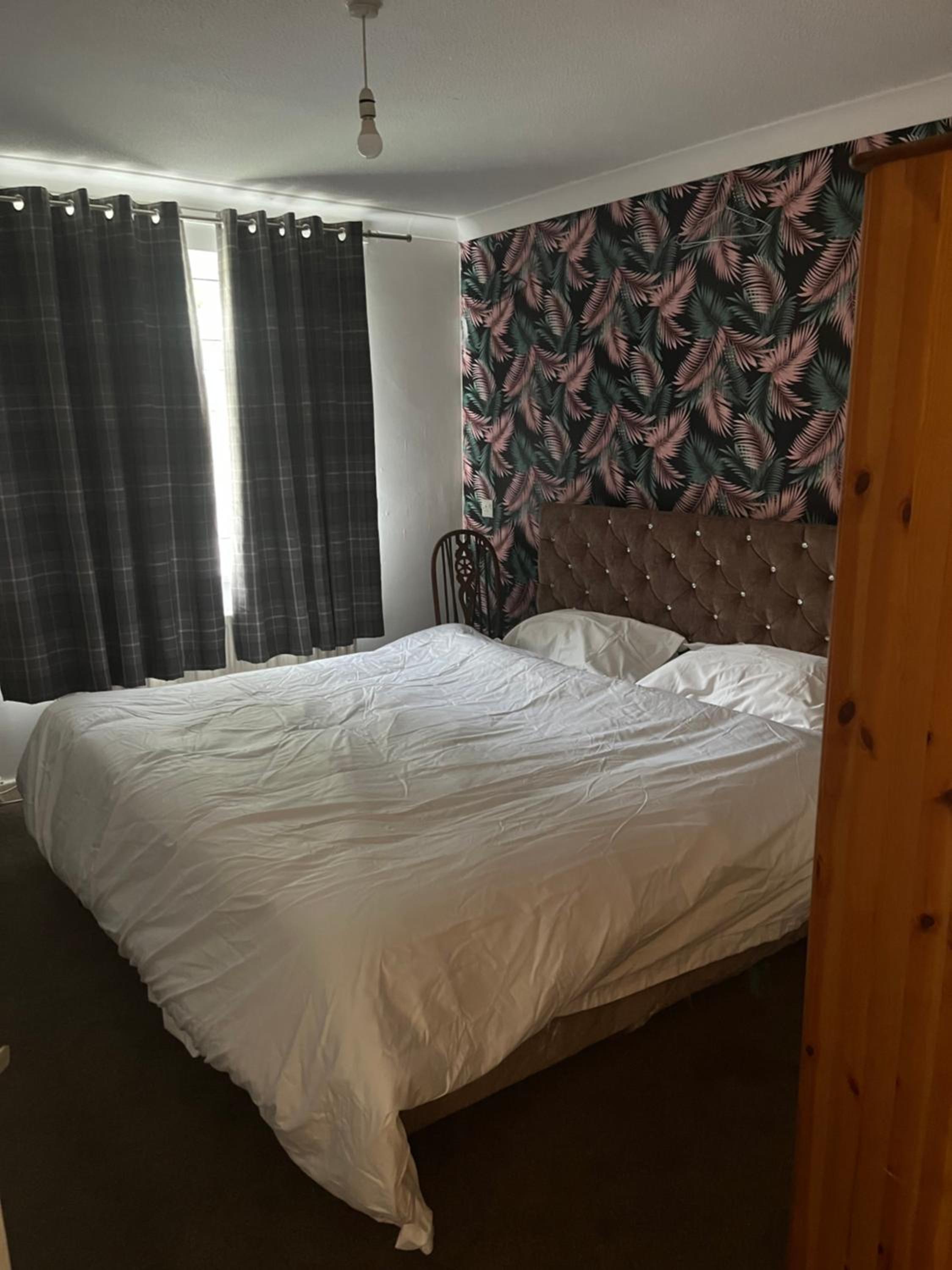 Superking bedroom near James cook hospital view 5