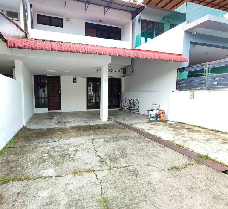 JB Town Centre Tasek Family Homestay 6 Bed 12 Ppl