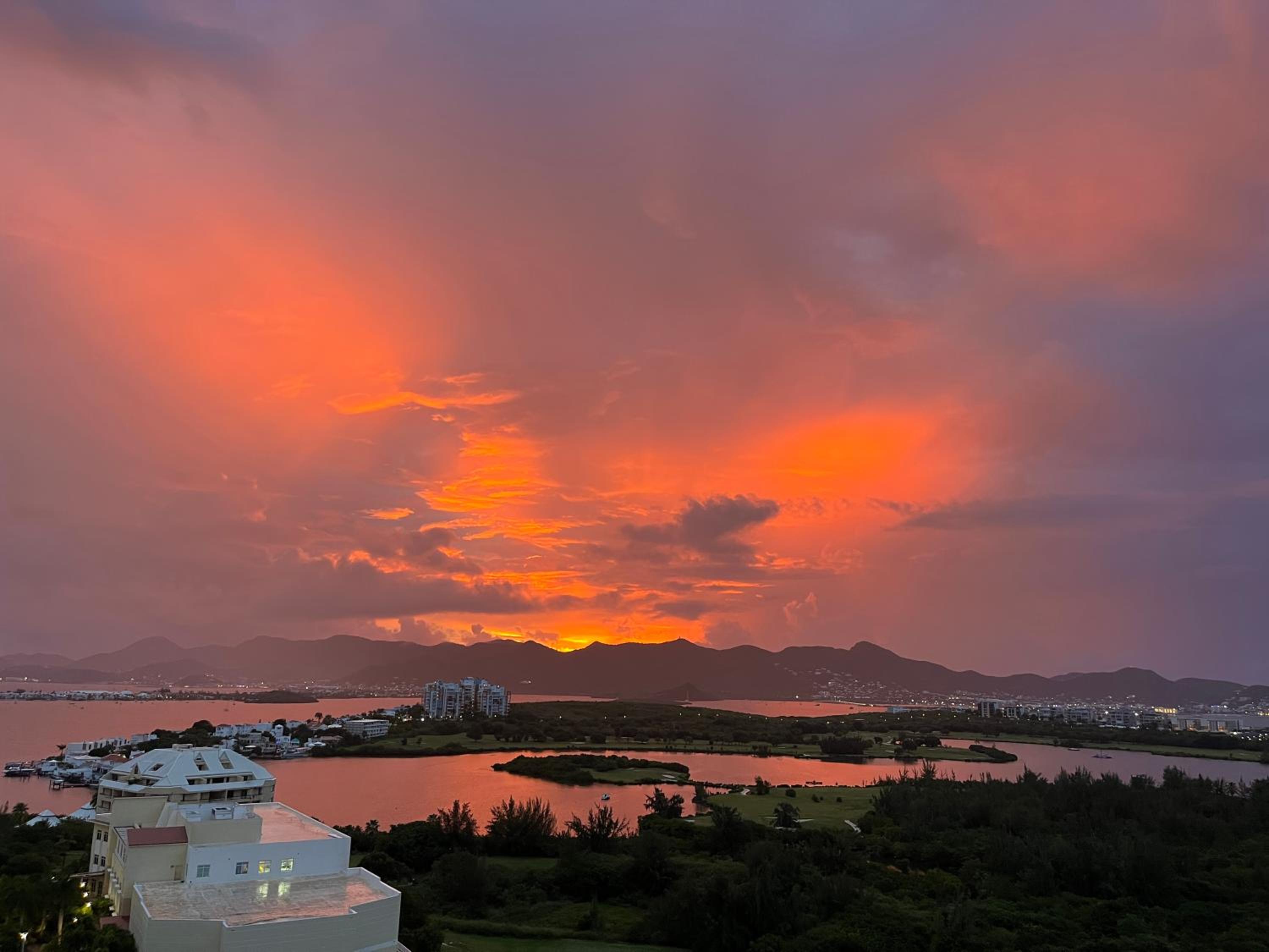 B1401 - Fourteen at Mullet Bay, Luxurious and Cosy 2bed apartment with the sea view view 4