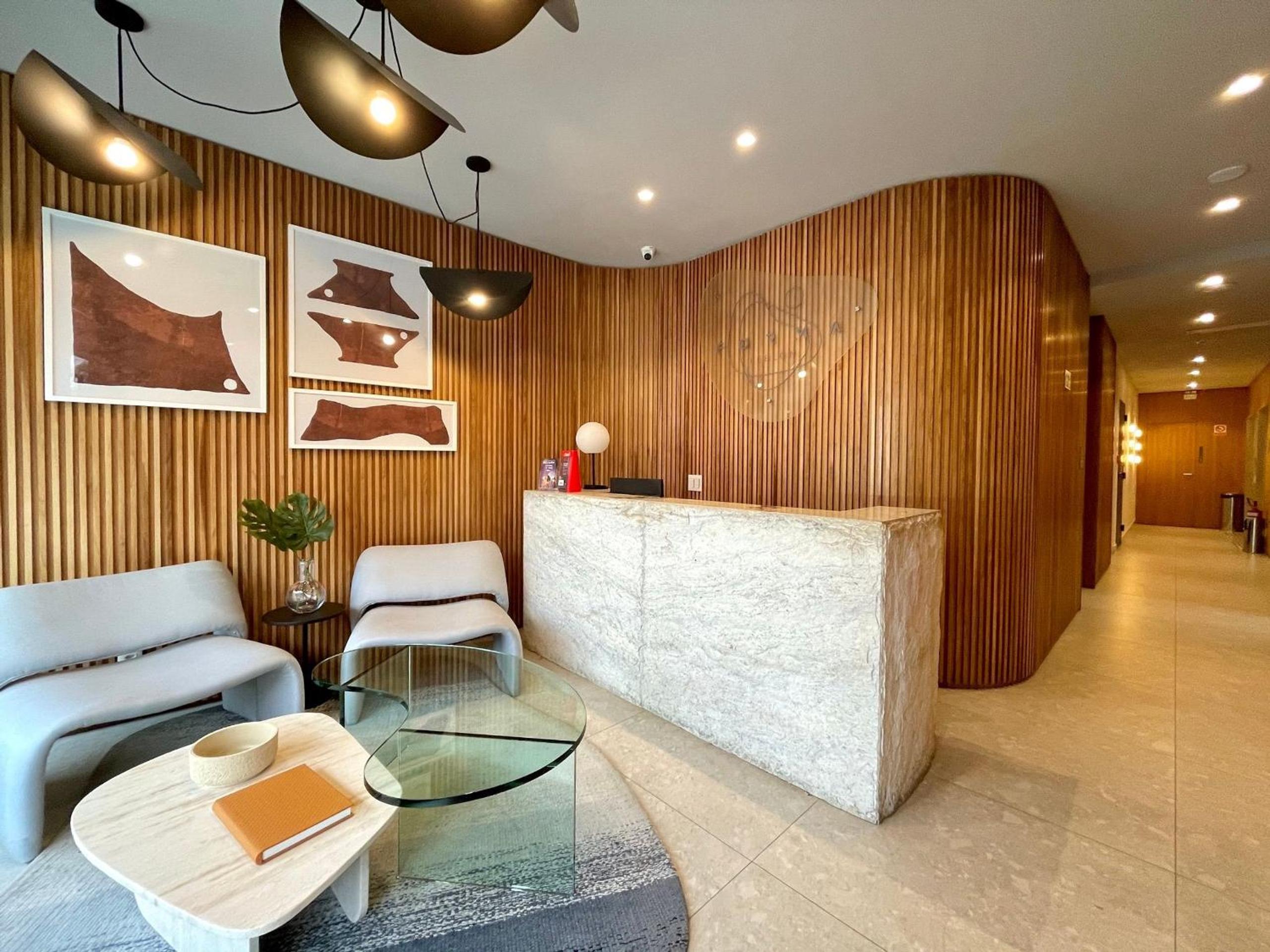 Leblon Studio - New, with pool and gym.