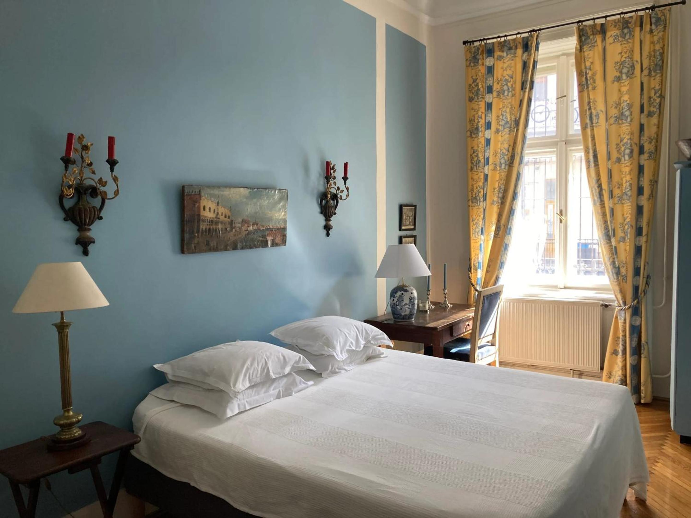 Spacious apartment in Budapest city centre with fireplace
