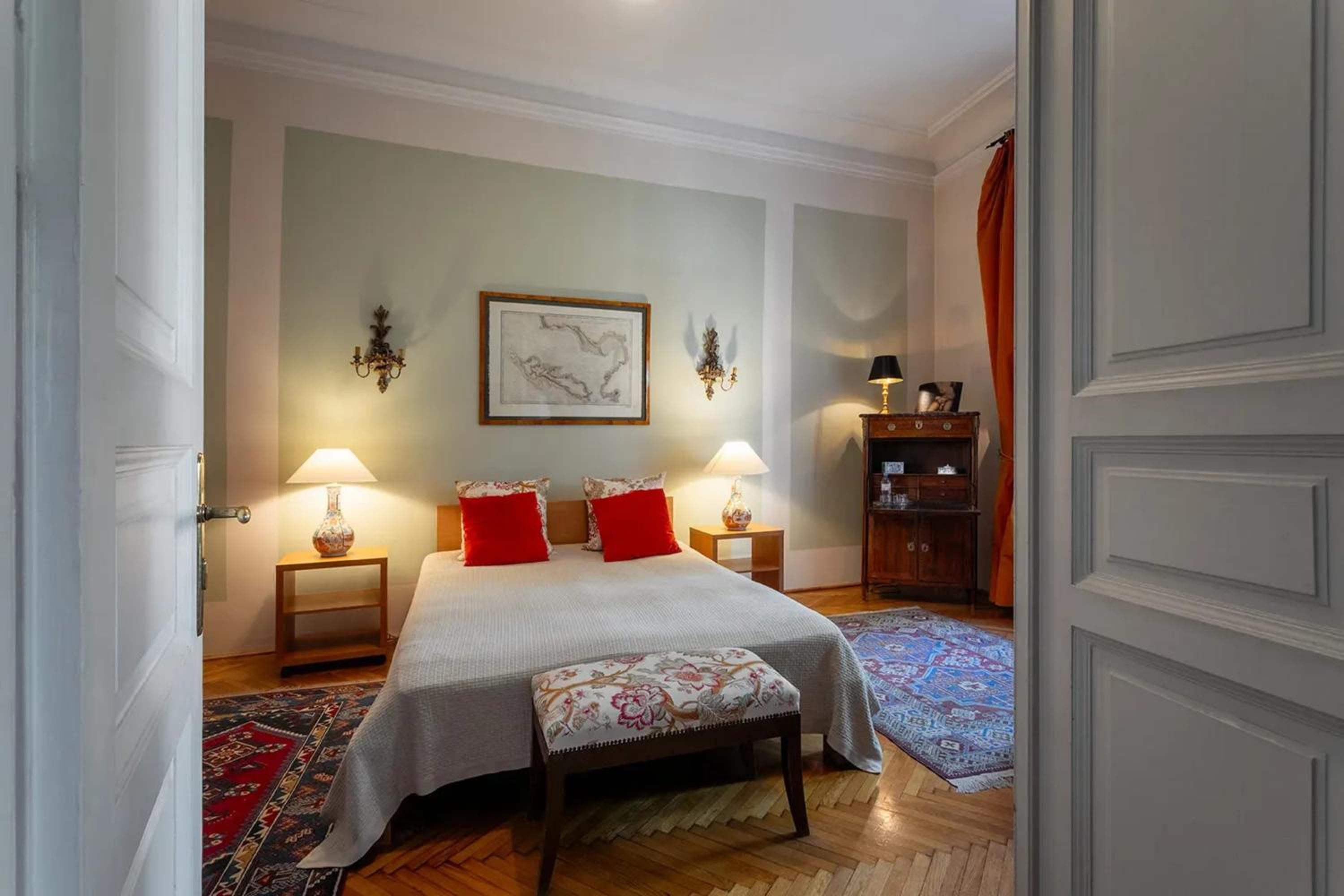 Spacious apartment in Budapest city centre with fireplace