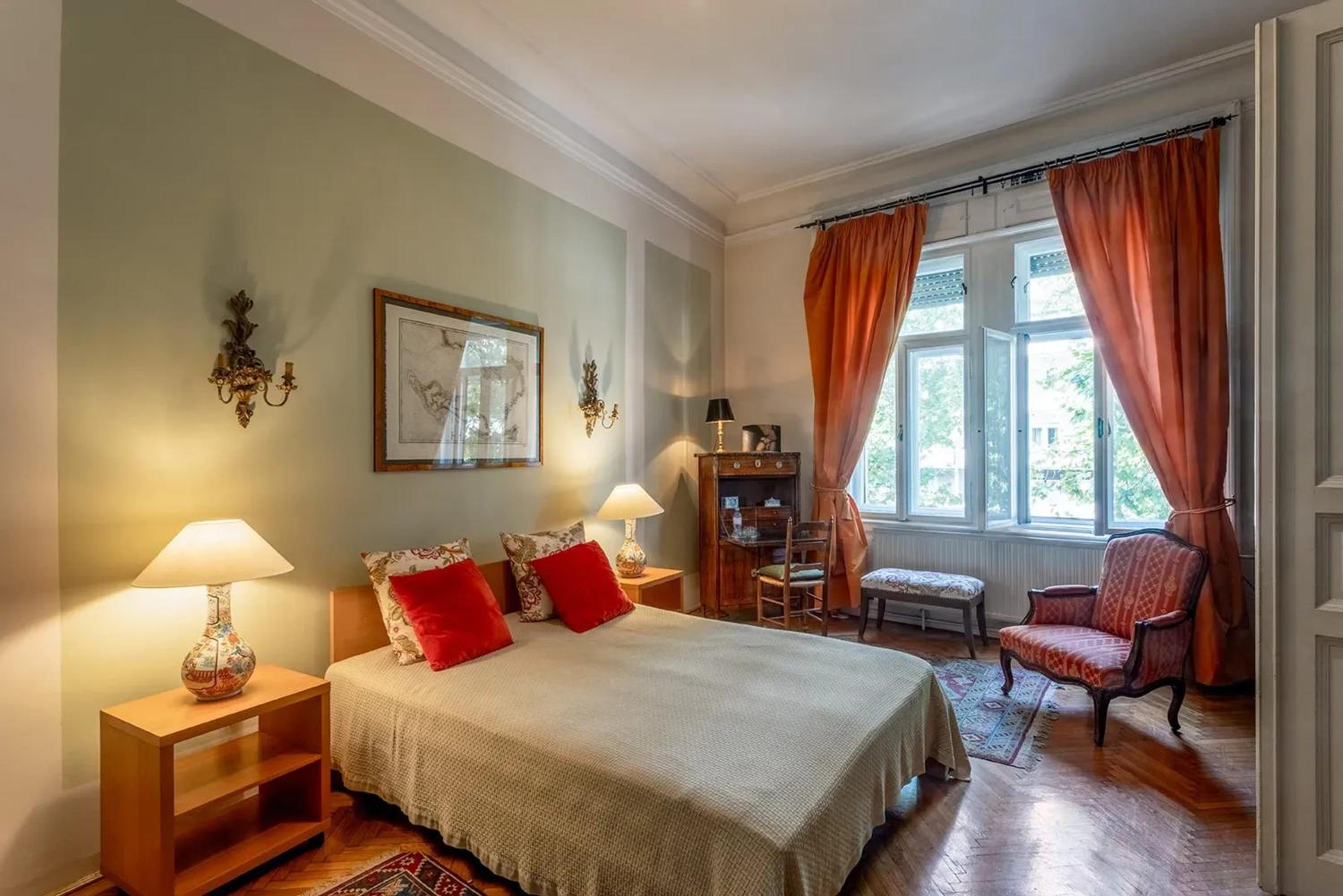 Spacious apartment in Budapest city centre with fireplace