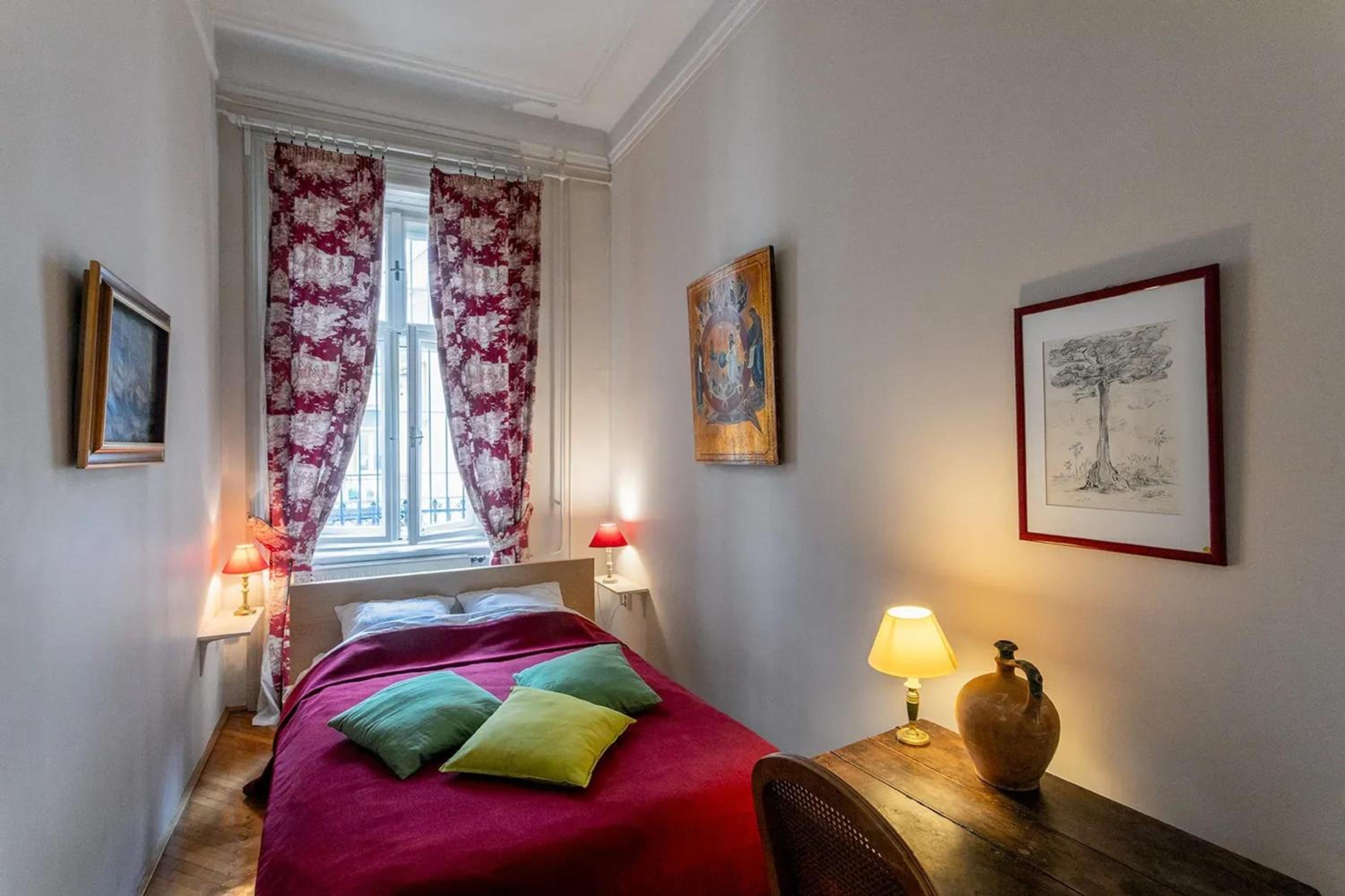 Spacious apartment in Budapest city centre with fireplace
