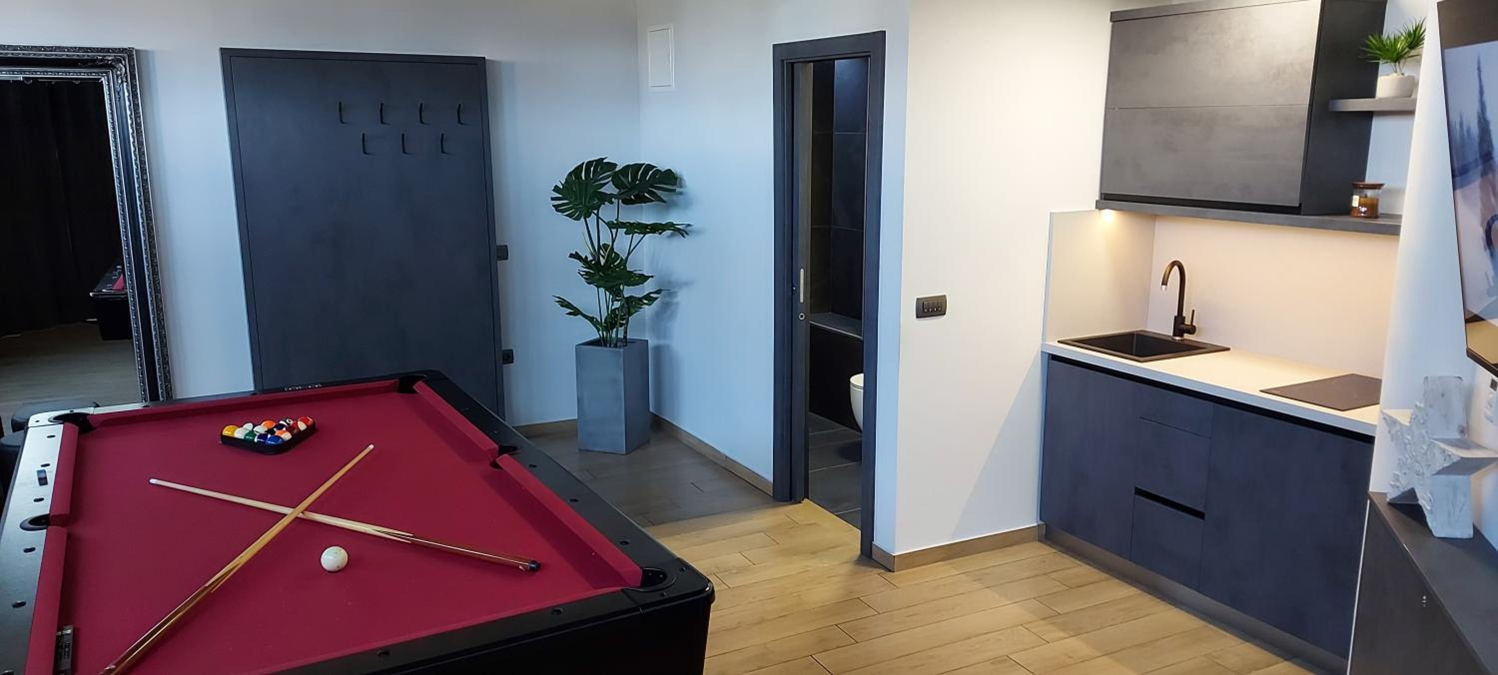 Red room studio app z biljardom view 3