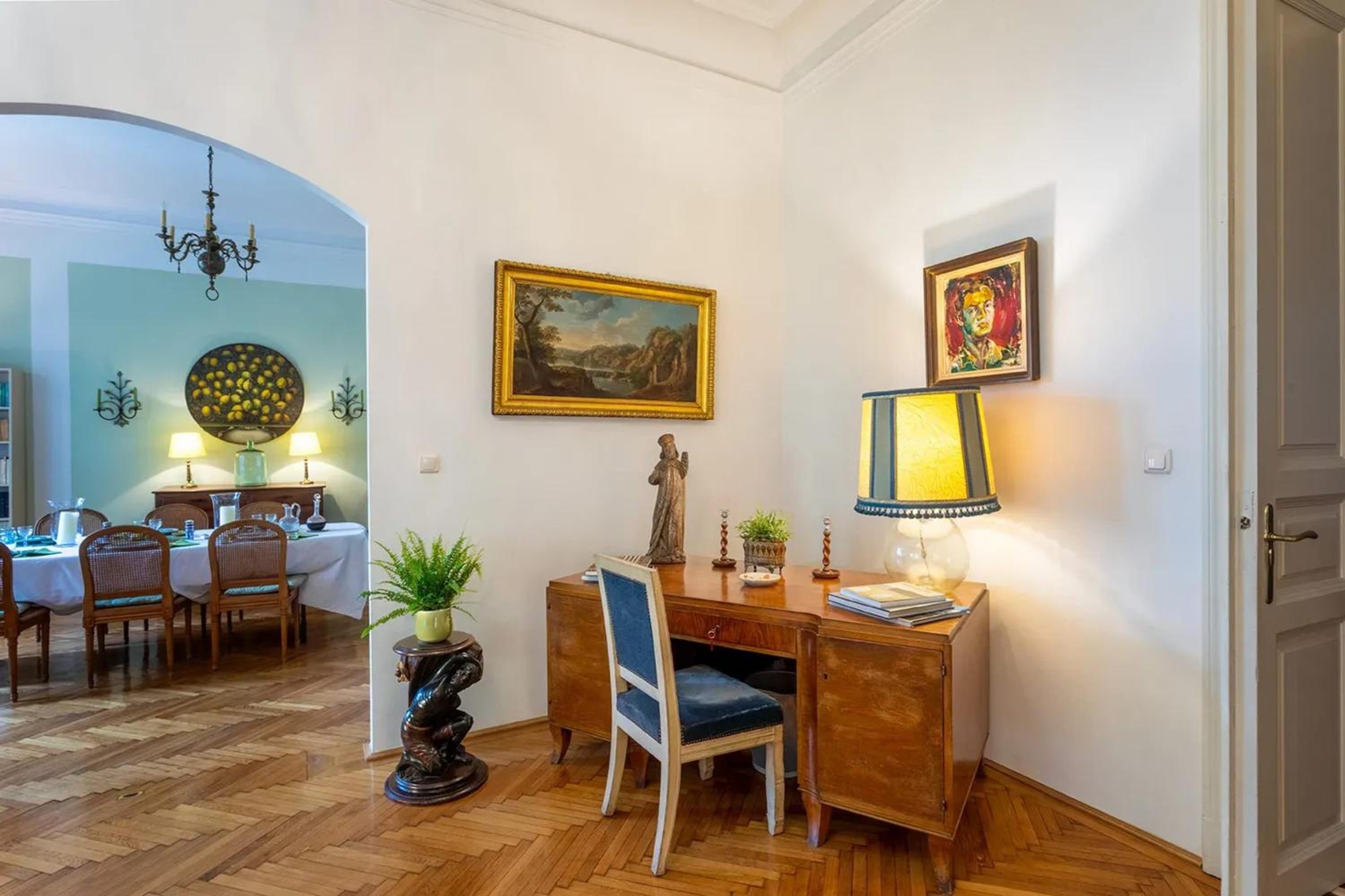 Spacious apartment in Budapest city centre with fireplace