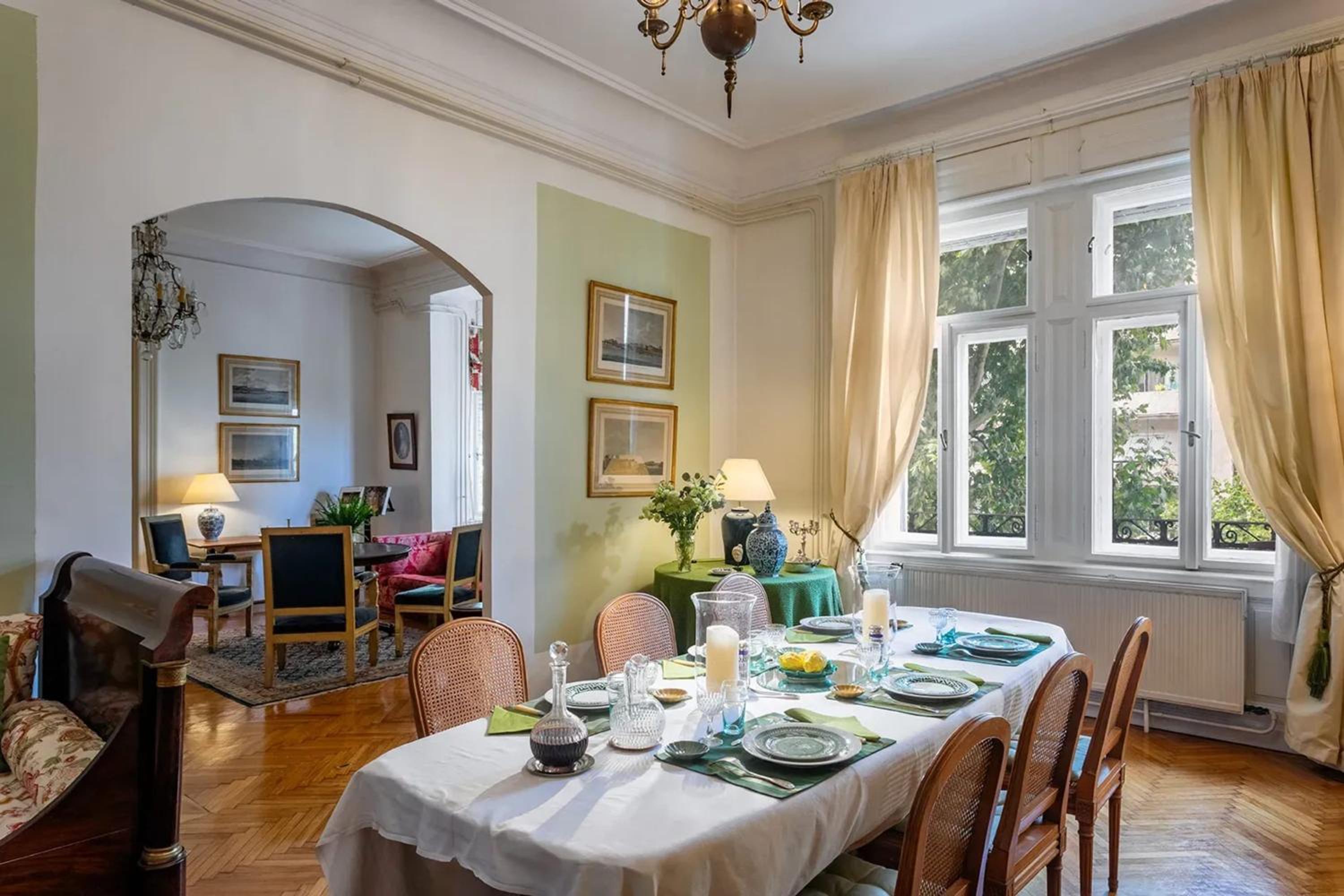 Spacious apartment in Budapest city centre with fireplace