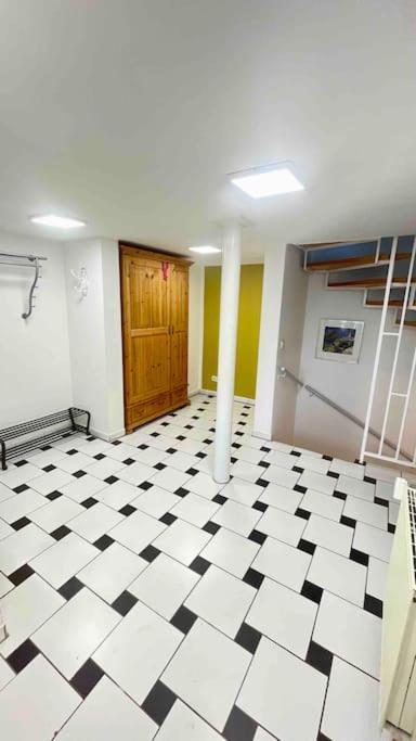 Spacious 4-bedroom house with terrace, 5 minutes from the lake