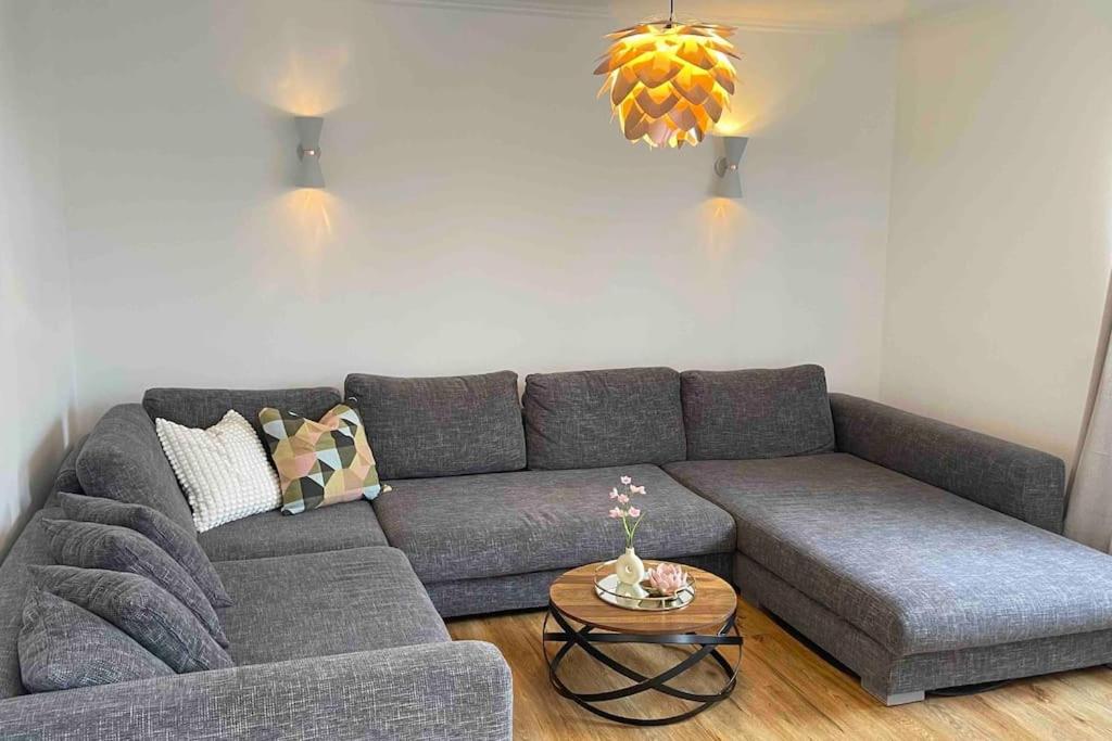 Spacious 4-bedroom house with terrace, 5 minutes from the lake