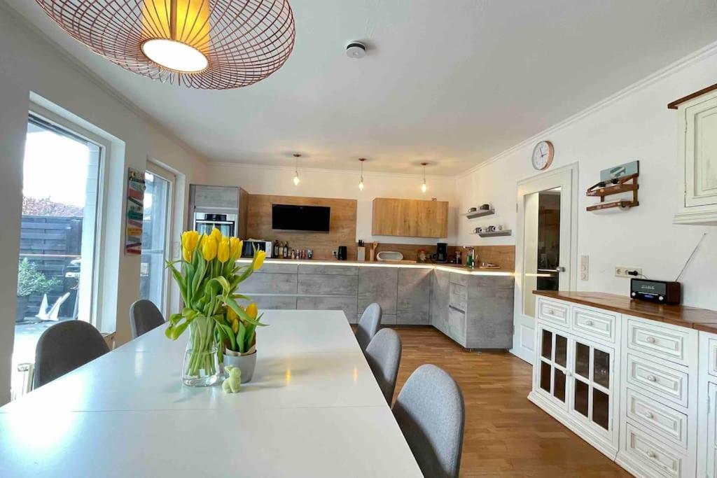 Spacious 4-bedroom house with terrace, 5 minutes from the lake
