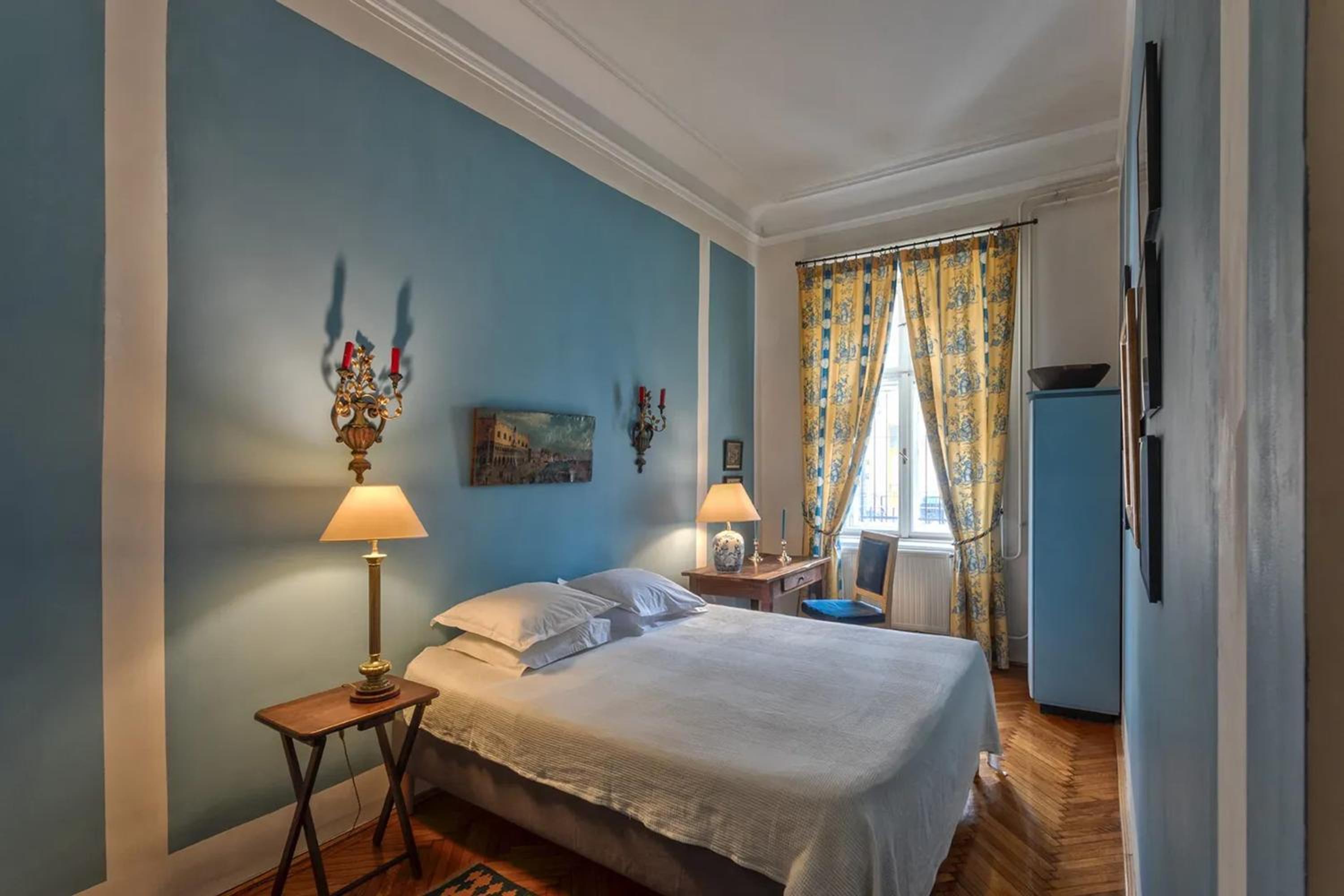 Spacious apartment in Budapest city centre with fireplace