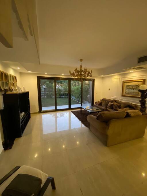Elegant Villa in Hyde Park