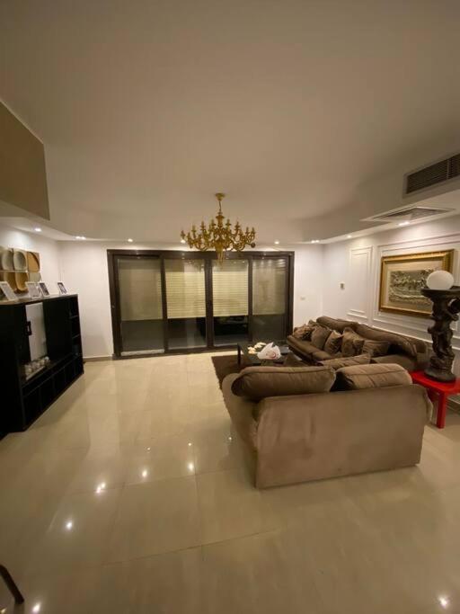 Elegant Villa in Hyde Park