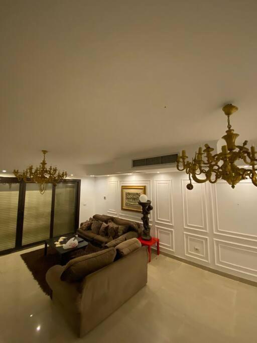 Elegant Villa in Hyde Park