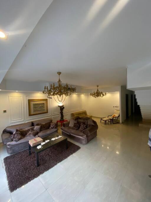 Elegant Villa in Hyde Park