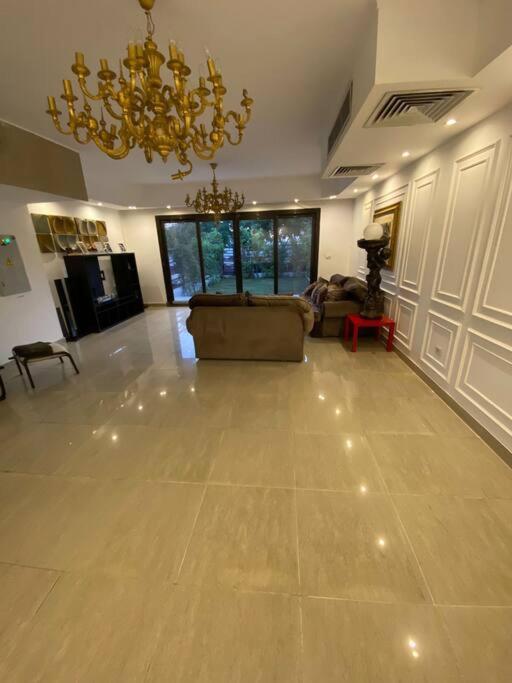 Elegant Villa in Hyde Park