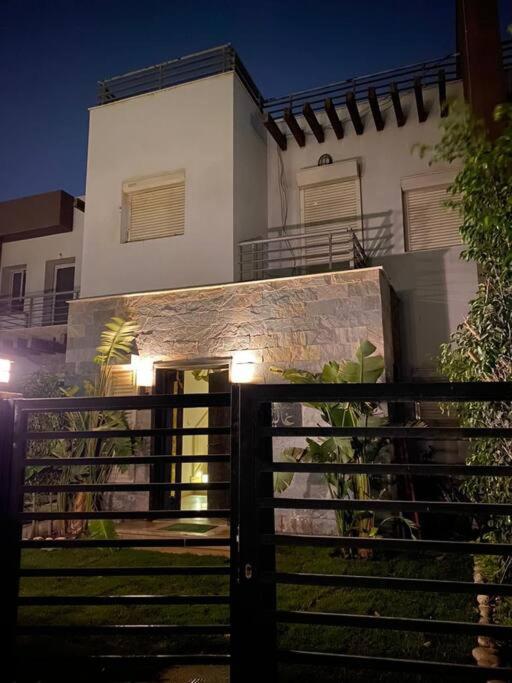 Elegant Villa in Hyde Park