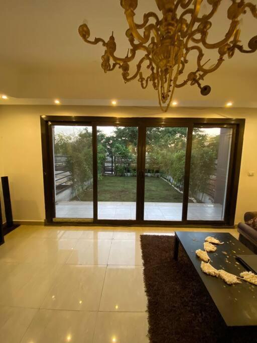 Elegant Villa in Hyde Park