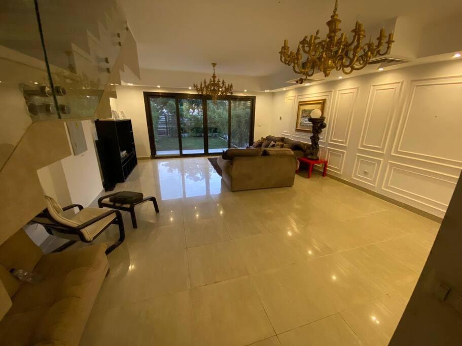 Elegant Villa in Hyde Park
