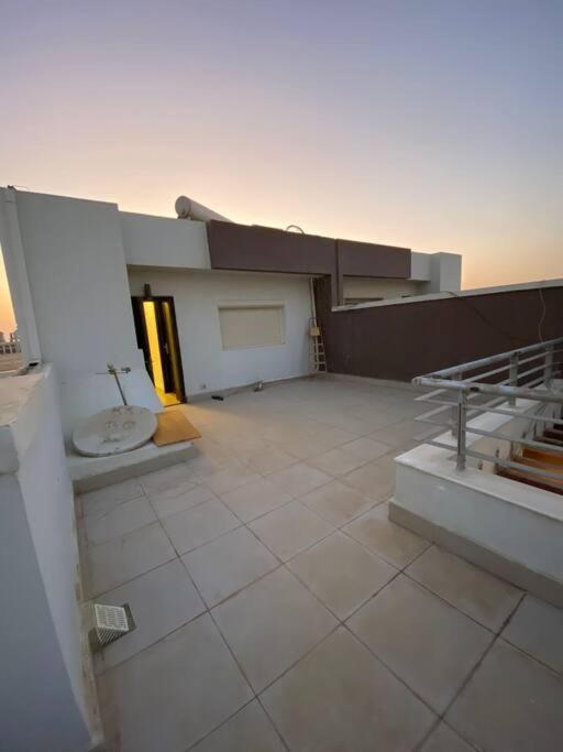 Elegant Villa in Hyde Park