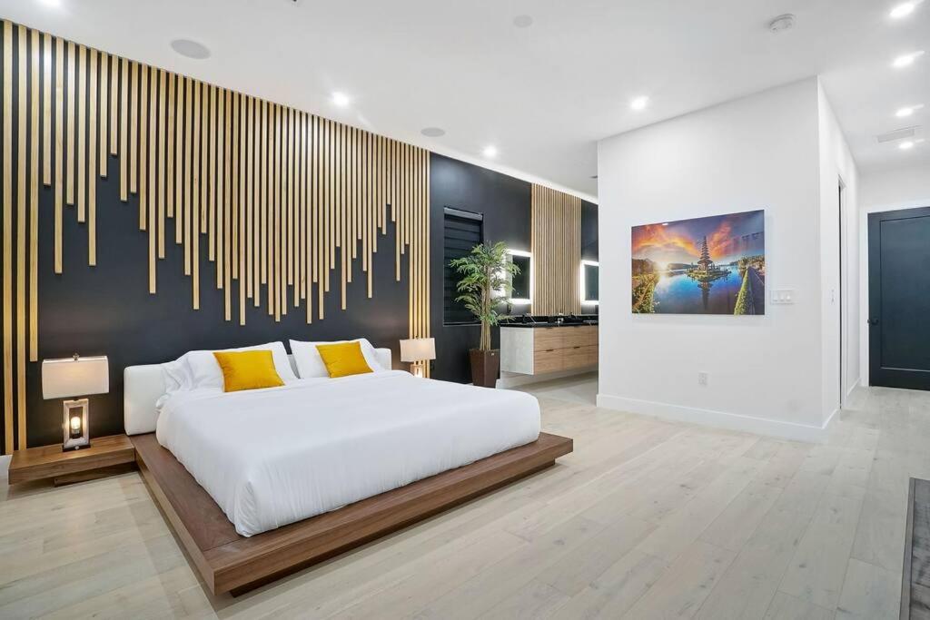 NEW Bali Resort Style Villa with Vast Pool & Jacuzzi and Outdoor Grilling