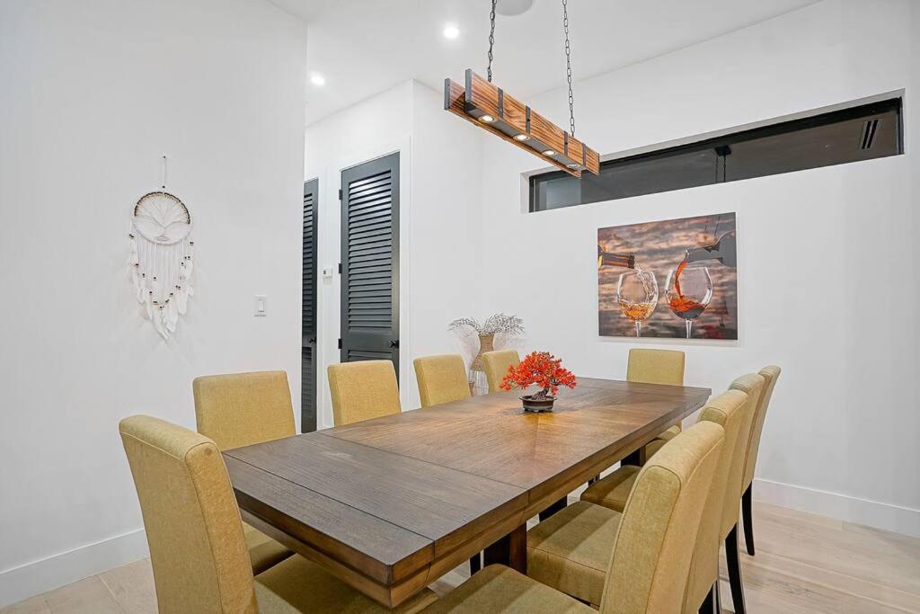 NEW Bali Resort Style Villa with Vast Pool & Jacuzzi and Outdoor Grilling