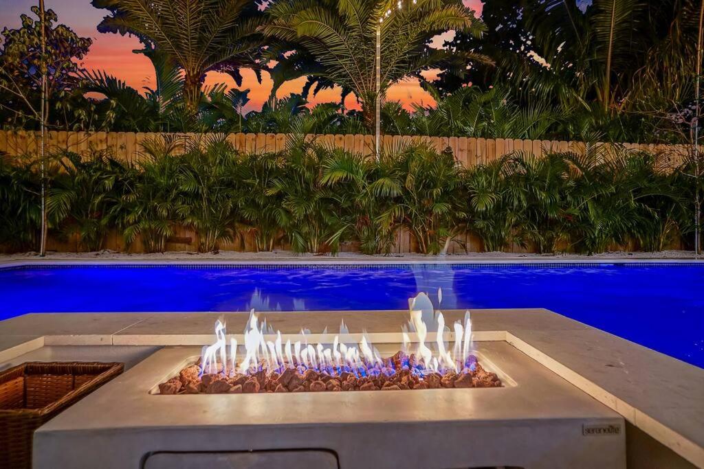 NEW Bali Resort Style Villa with Vast Pool & Jacuzzi and Outdoor Grilling