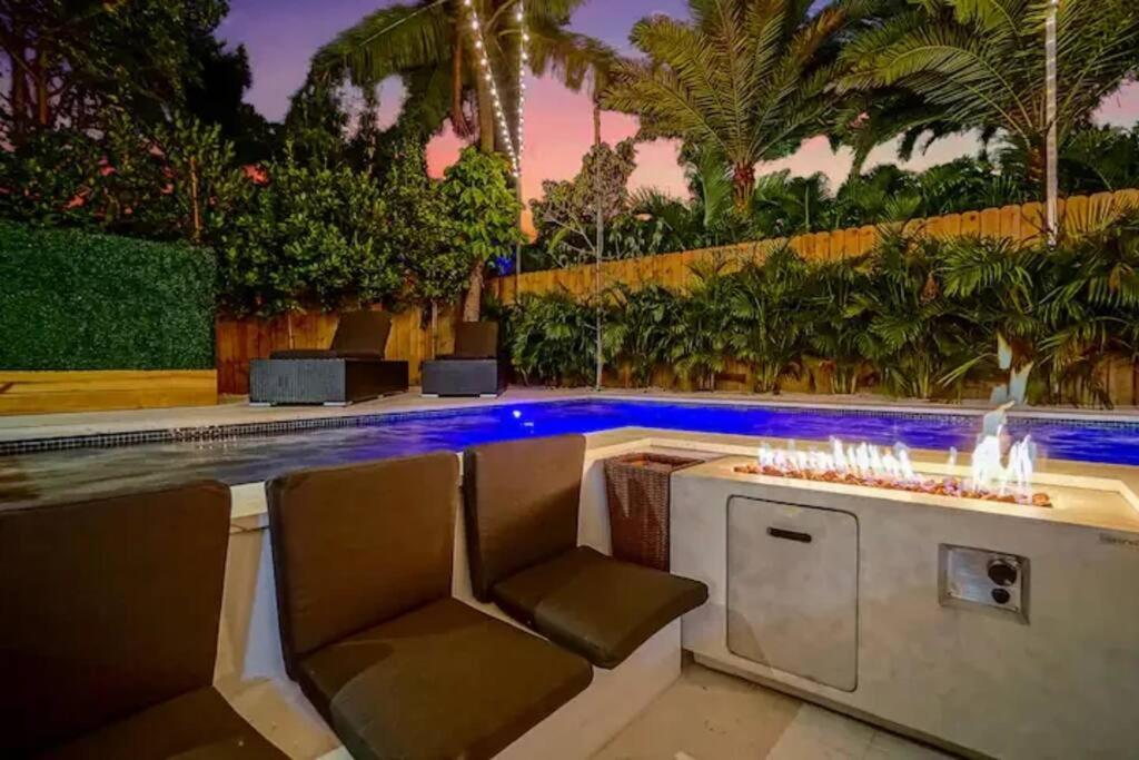 NEW Bali Resort Style Villa with Vast Pool & Jacuzzi and Outdoor Grilling