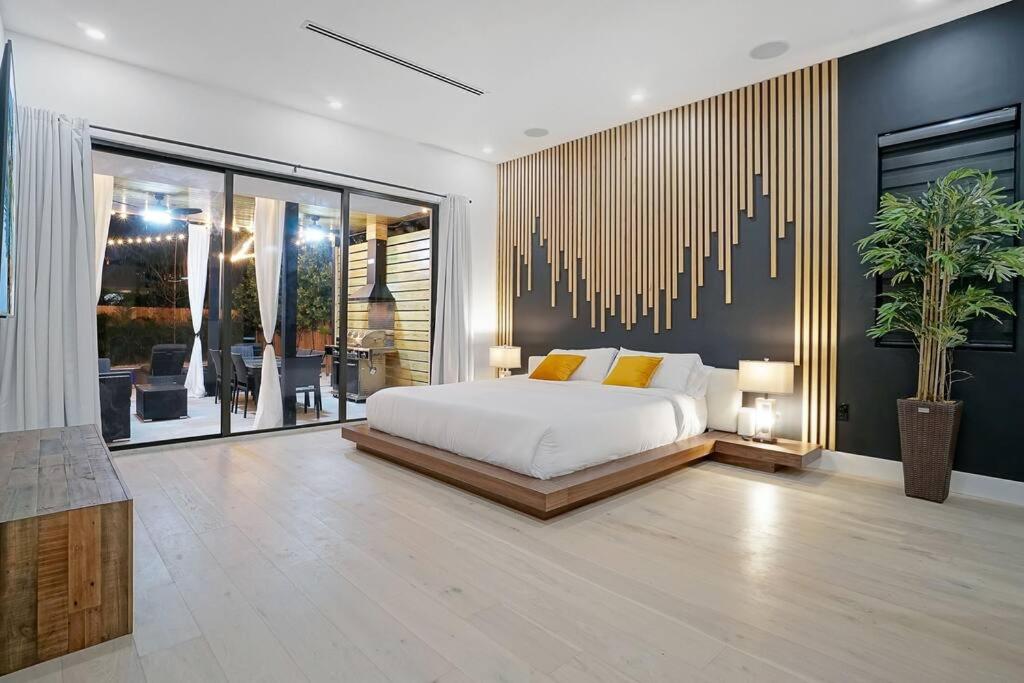 NEW Bali Resort Style Villa with Vast Pool & Jacuzzi and Outdoor Grilling