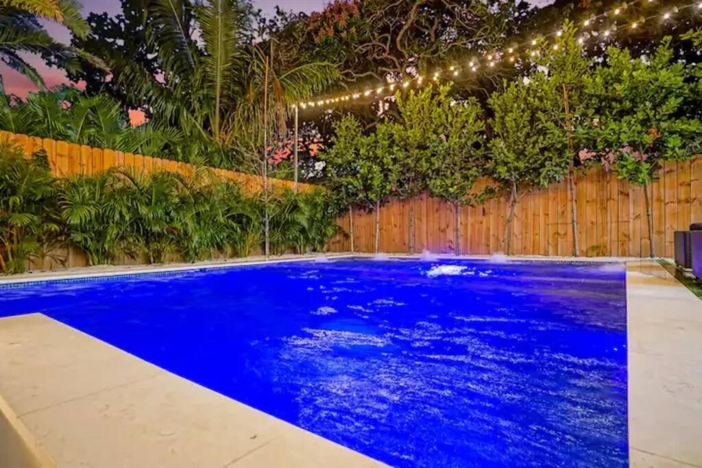 NEW Bali Resort Style Villa with Vast Pool & Jacuzzi and Outdoor Grilling