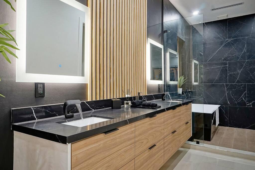 NEW Bali Resort Style Villa with Vast Pool & Jacuzzi and Outdoor Grilling
