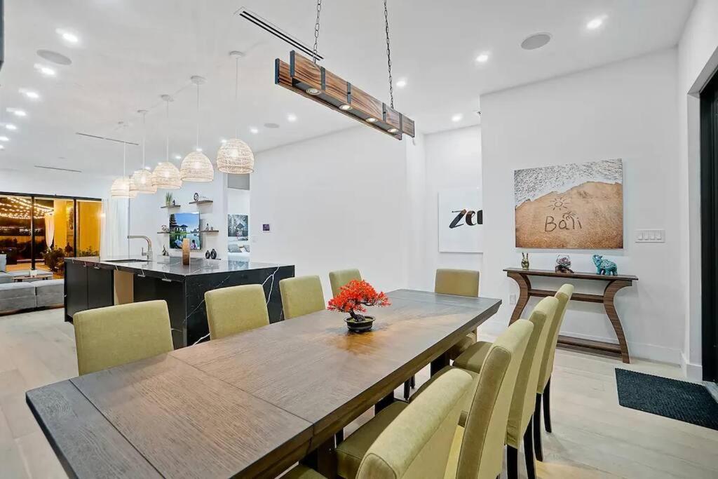 NEW Bali Resort Style Villa with Vast Pool & Jacuzzi and Outdoor Grilling