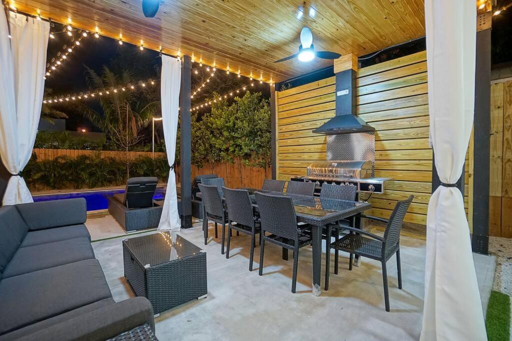 NEW Bali Resort Style Villa with Vast Pool & Jacuzzi and Outdoor Grilling
