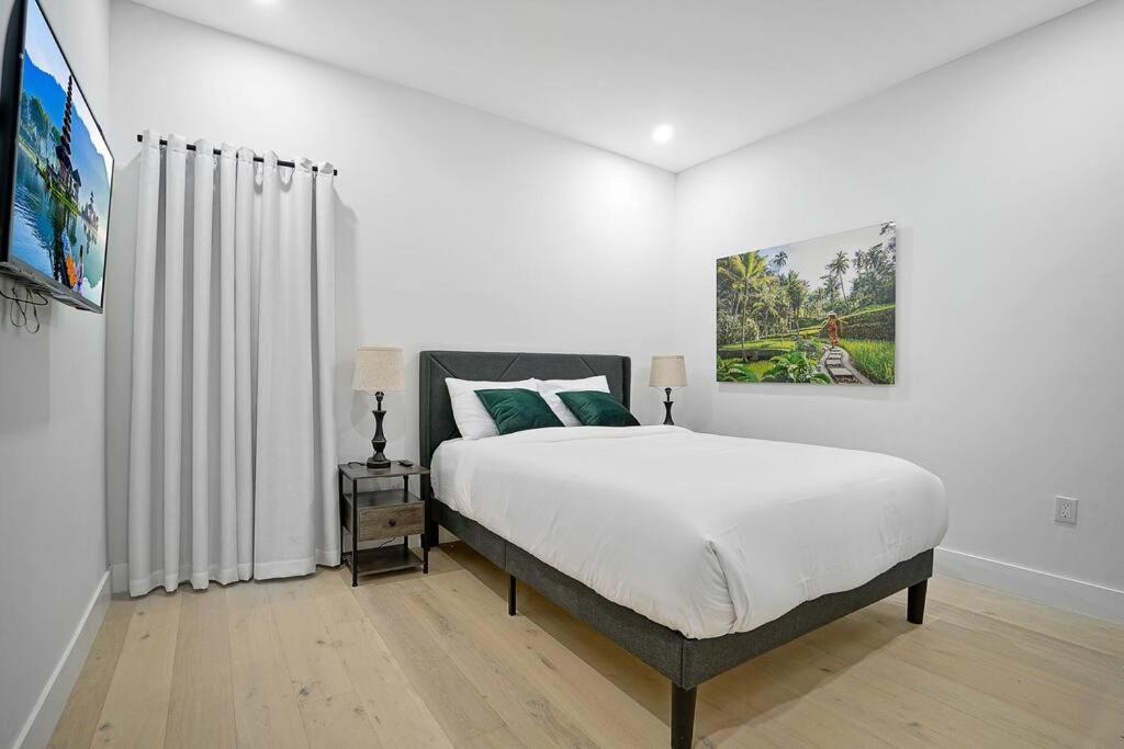 NEW Bali Resort Style Villa with Vast Pool & Jacuzzi and Outdoor Grilling