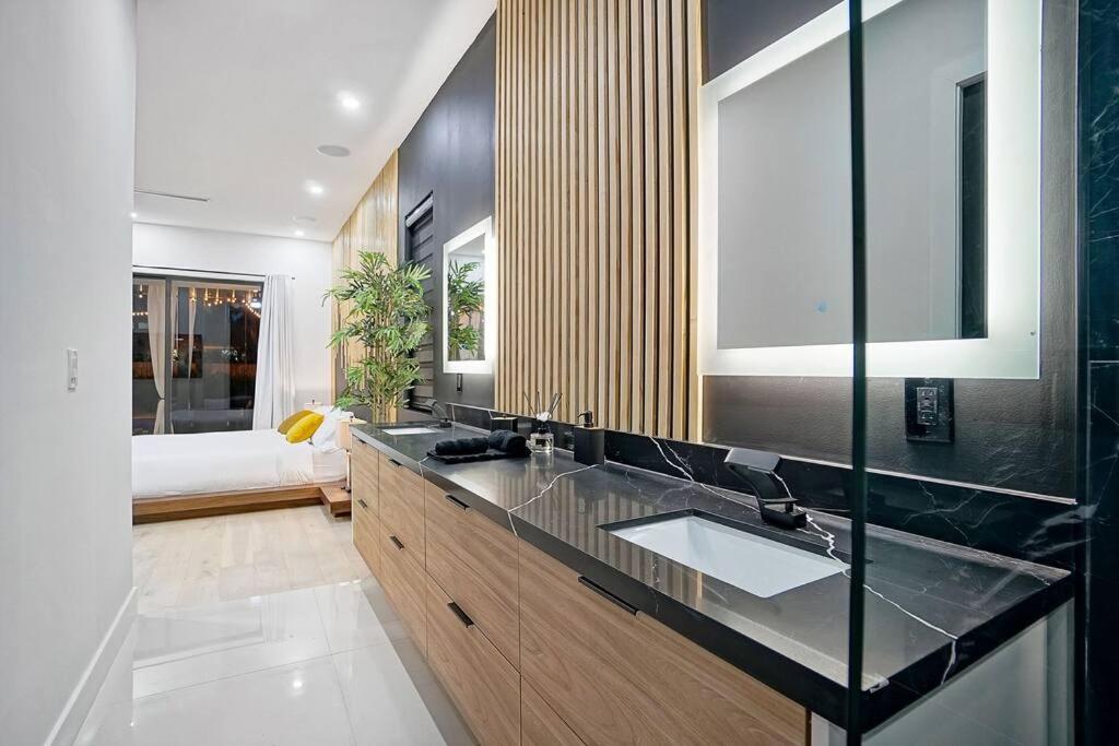NEW Bali Resort Style Villa with Vast Pool & Jacuzzi and Outdoor Grilling