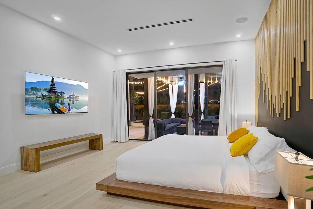 NEW Bali Resort Style Villa with Vast Pool & Jacuzzi and Outdoor Grilling