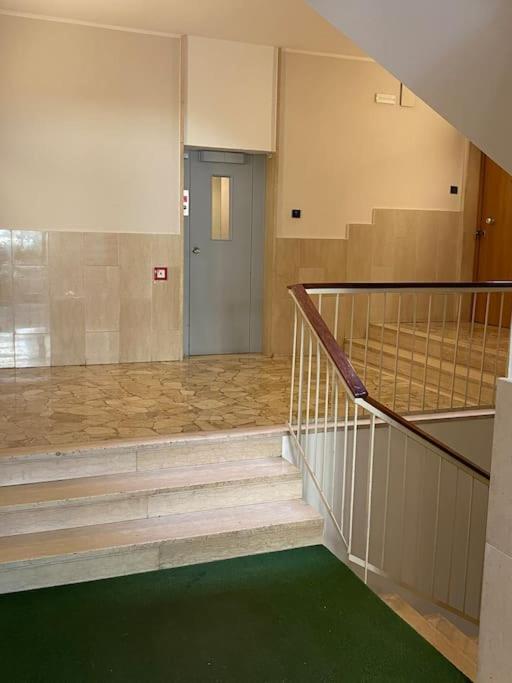 10min from center, 3 bedroom apartment with balcony view 2