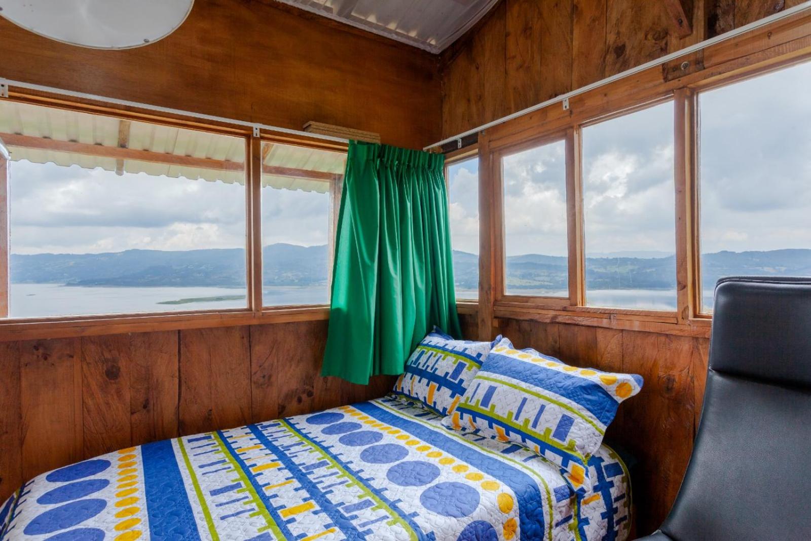 Encantadora cabaña con vista al embalse de Tomine