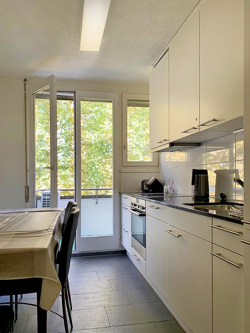 Comfort Room for One Guest with shared bathroom in Enge near City Centre & Lake Zurich, July & August only