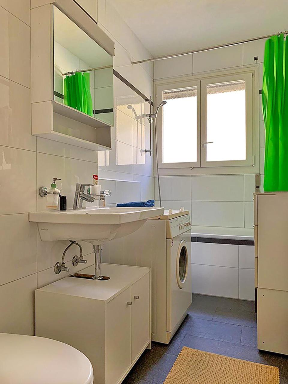 Comfort Room for One Guest with shared bathroom in Enge near City Centre & Lake Zurich, July & August only