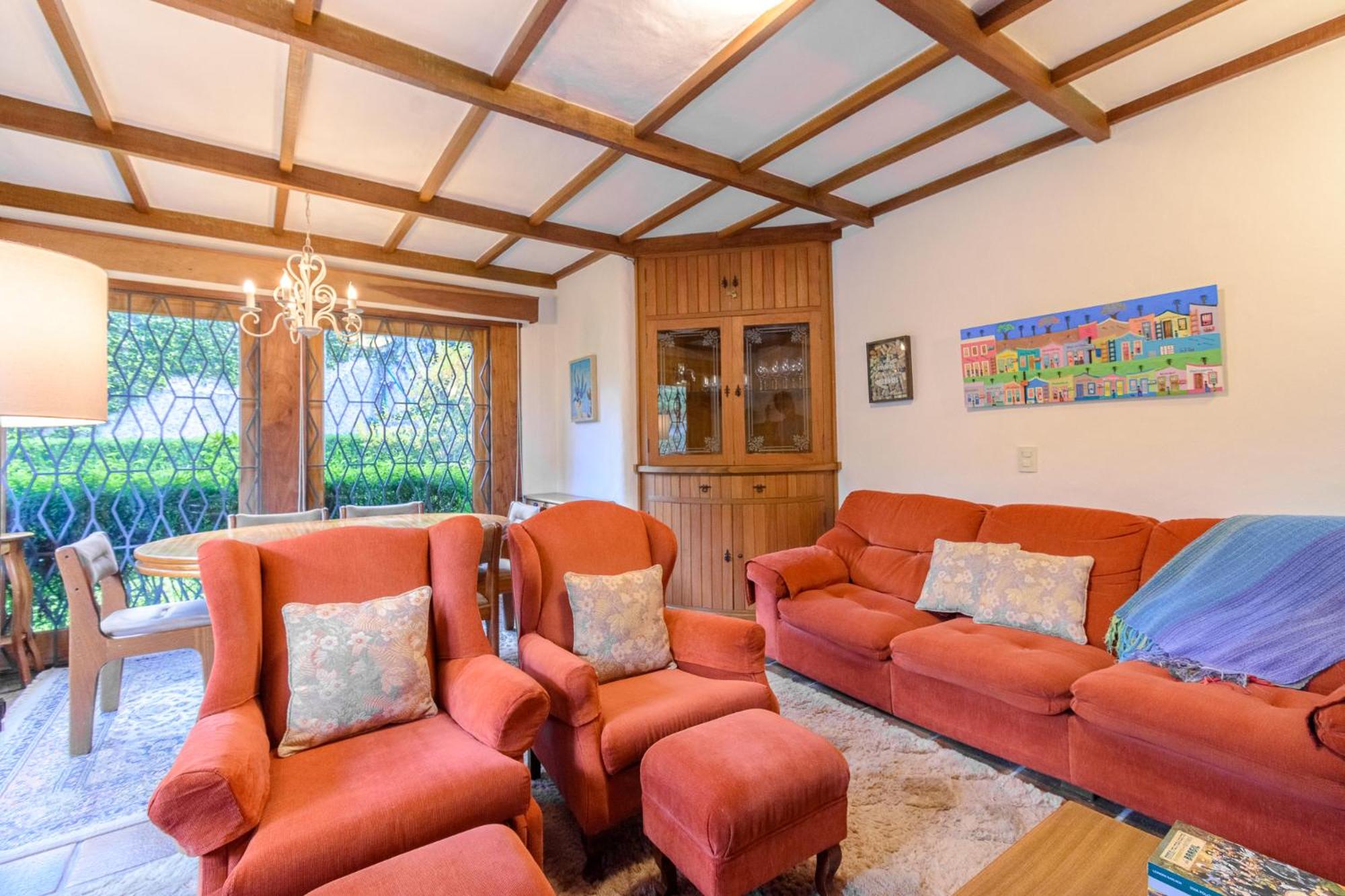 Apartamento com lareira e jardim perto do Capivari