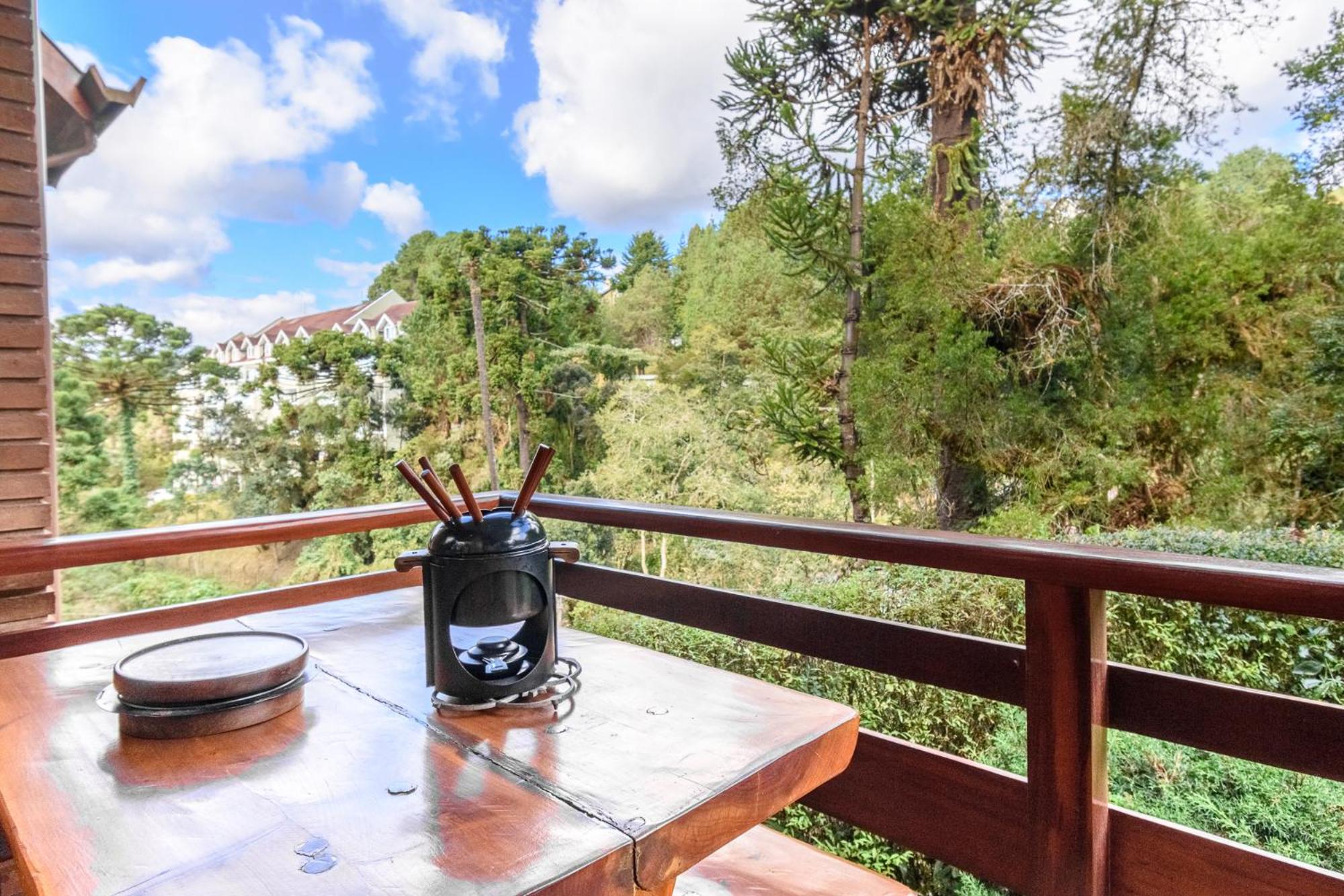 Apartamento com lareira e jardim perto do Capivari