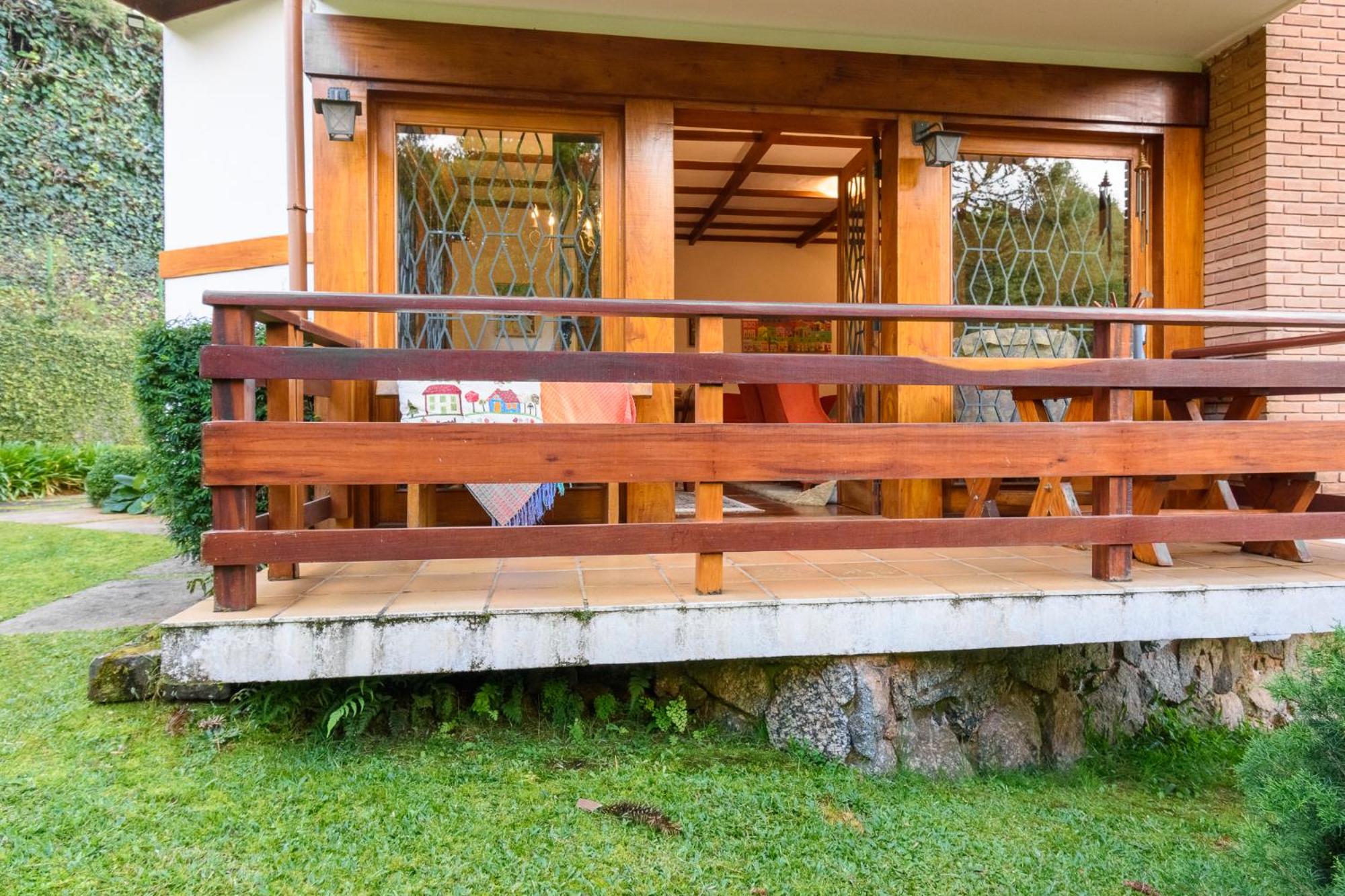 Apartamento com lareira e jardim perto do Capivari