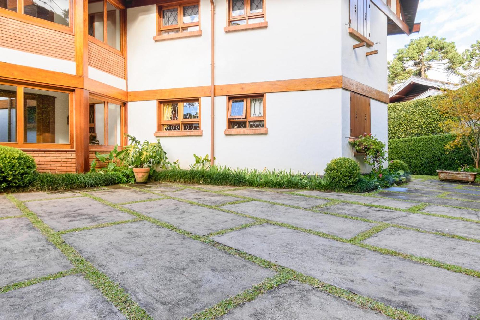Apartamento com lareira e jardim perto do Capivari