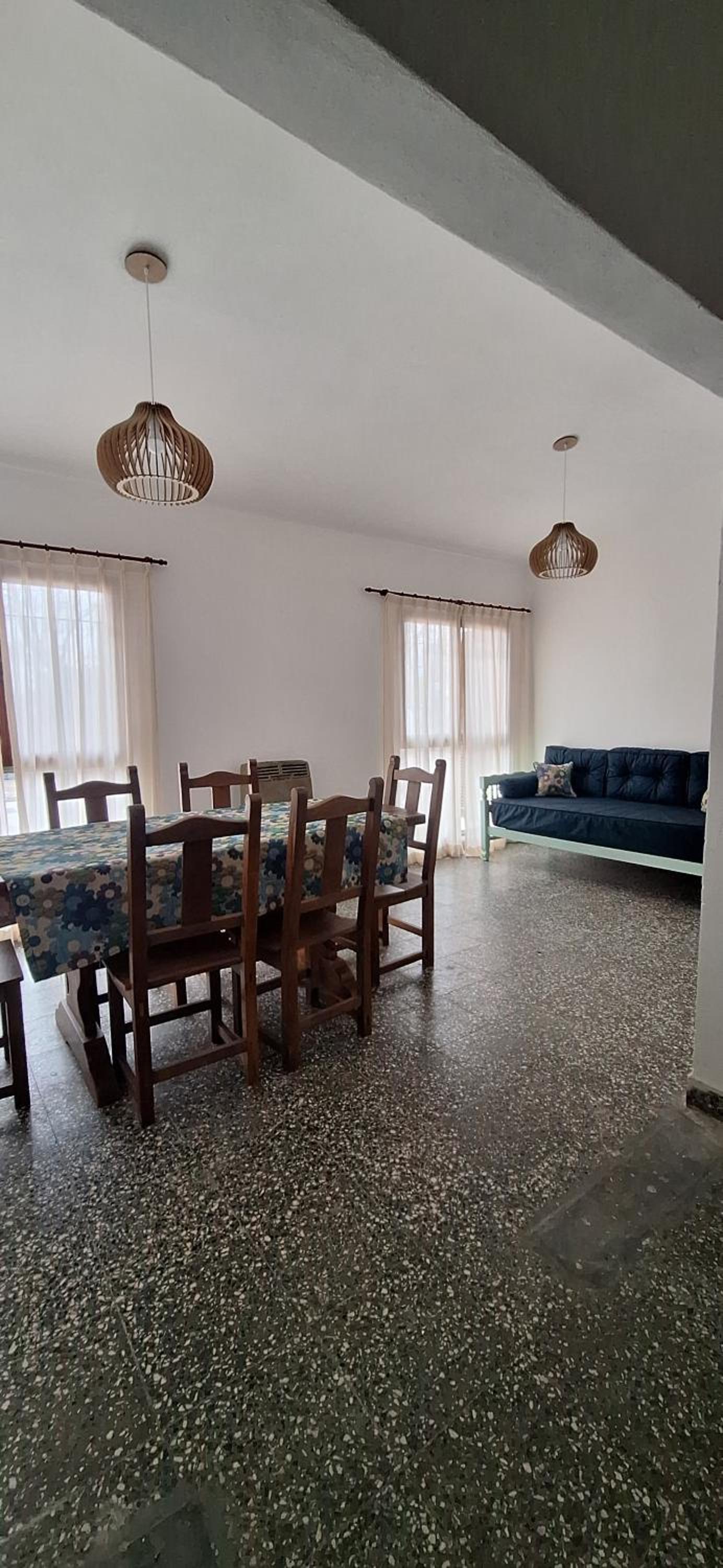 La casa, alquiler temporario - casa completa con cochera y patio- parrilla