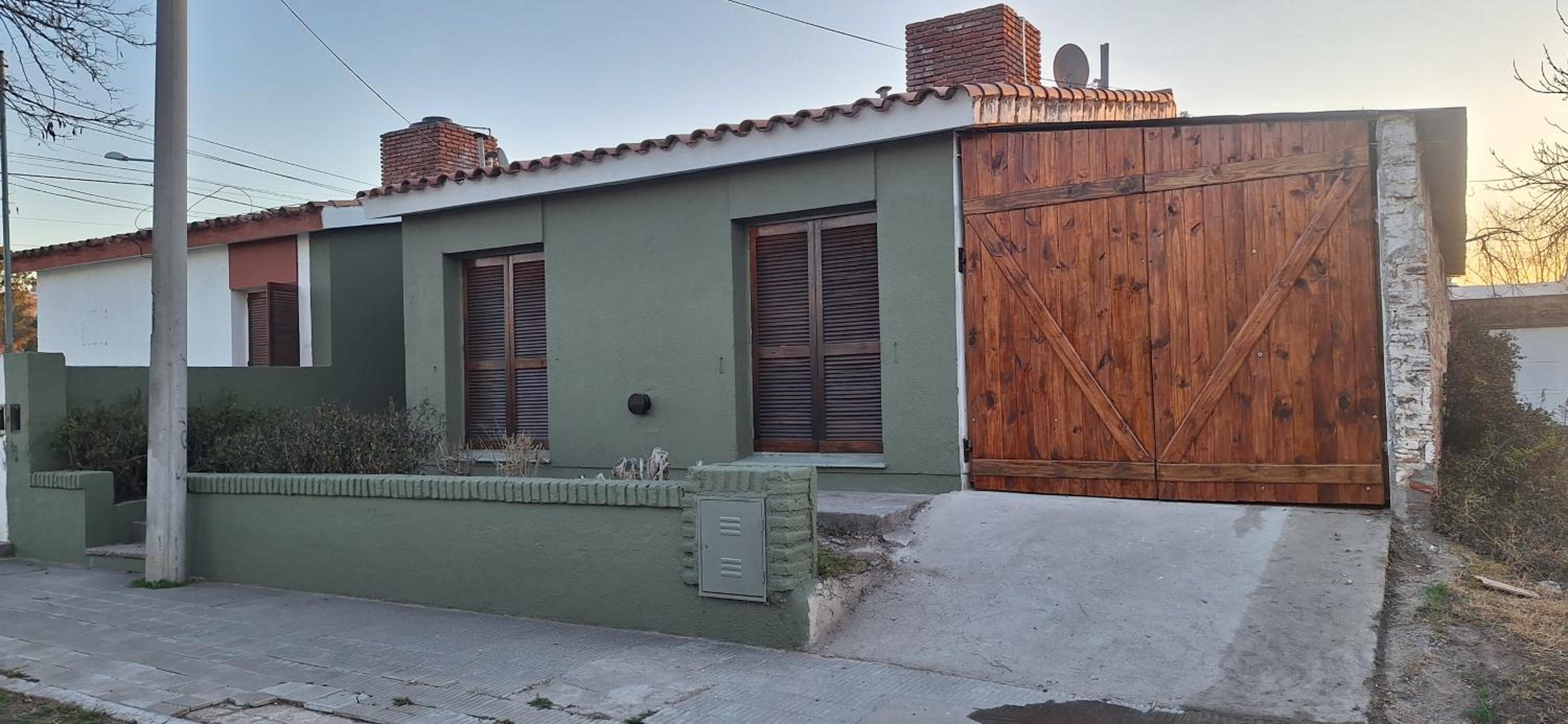 La casa, alquiler temporario - casa completa con cochera y patio- parrilla