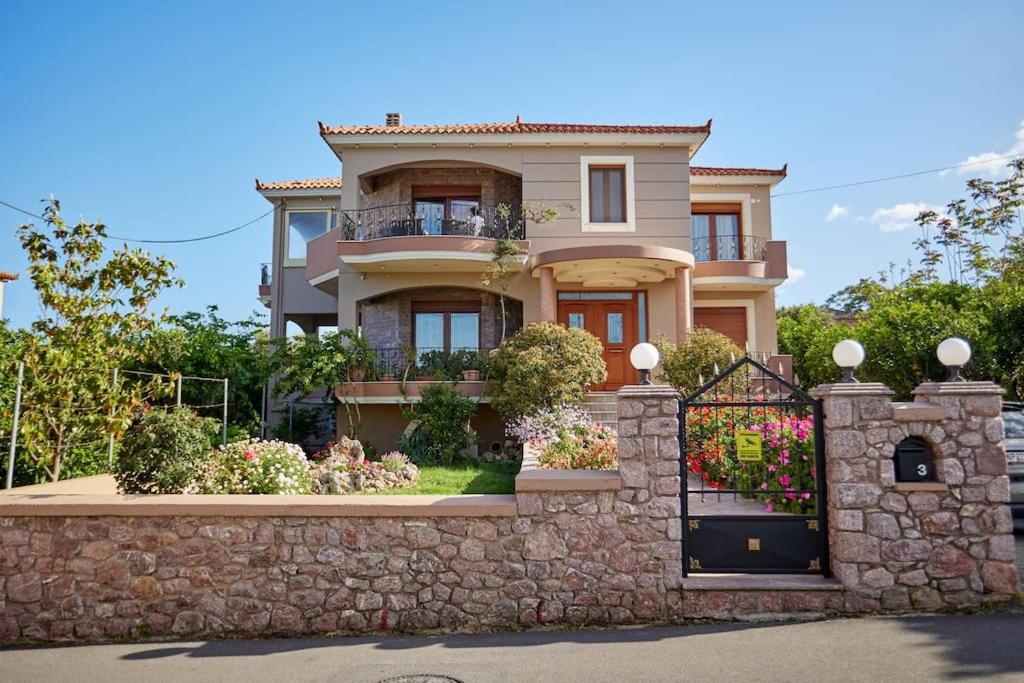 Luxury 3 Bedroom Apartment with Garden