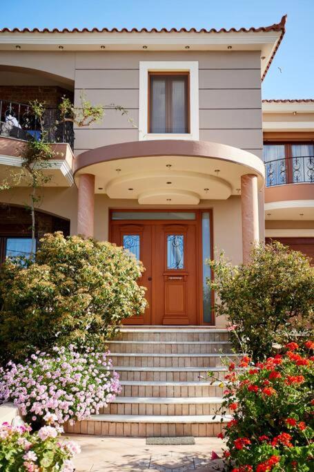 Luxury 3 Bedroom Apartment with Garden