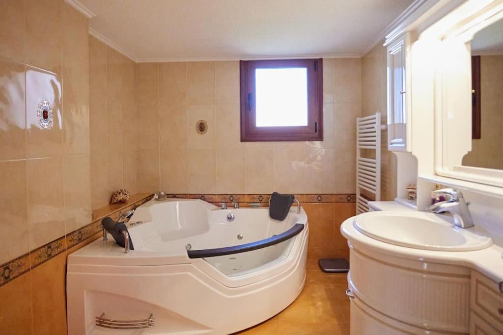 Luxury 3 Bedroom Apartment with Garden